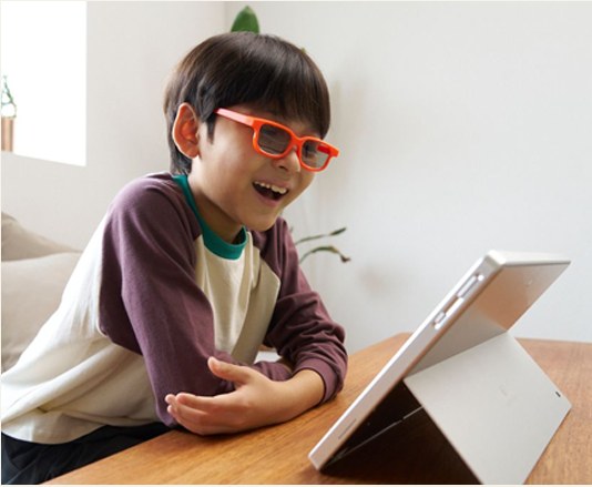専用グラスをかけて MYOFREE を見る子ども